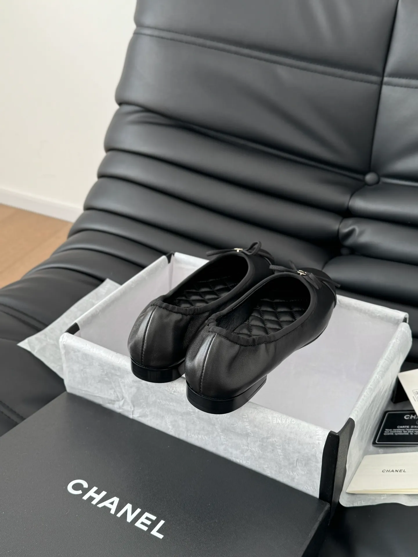 👟👟Ex-factory price 520👟👟 Chanel Xiaoxiang 25C new bow shoe series, original 1:1 replica, a classic among classics. It is perfect whether paired with trousers or skirts. The small round toe design is very good at modifying the foot shape. A must-have for little fairies! The upper is made of imported lambskin, the lining is made of top-grade mixed sheepskin, and the outsole is imported Italian cowhide. Size: 35-39 (40/41/42/43 customized)